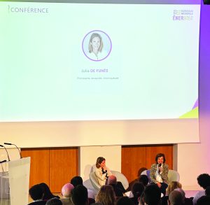 2 femmes parlent lors d'une conférence face à un public. Elles sont sur scène avec un micro et assises.